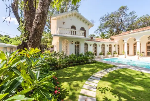 Villa garden and swimming pool