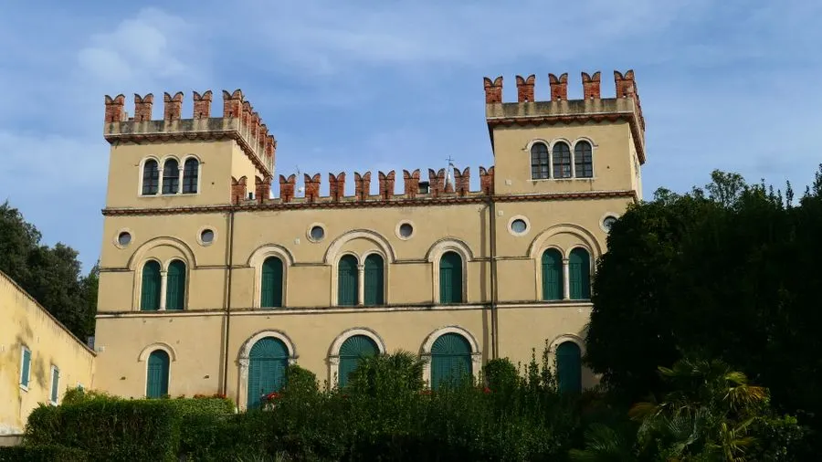 Historic Italian mansion with garden